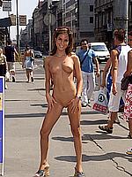 nude-in-shopping-street_14