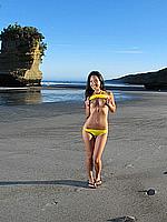 534_006_thai-fotze-im-bikini-am-strand