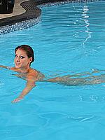 553_043_nackt-schwimmen-im-pool