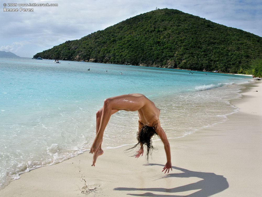 295_103_beach-bikini-sandy-pussy.jpg